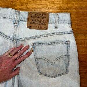 Vintage Levi shorts. Yellow tag. Measurements indicated in photos.